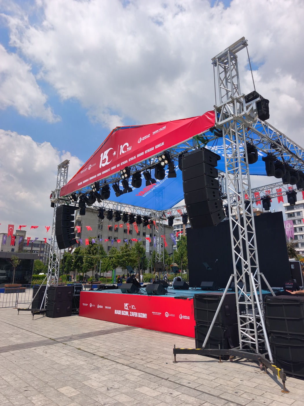 Bağcılar Belediyesi 15 Temmuz anma etkinliğinde kurulan ana sahne ve line-array ses sistemi