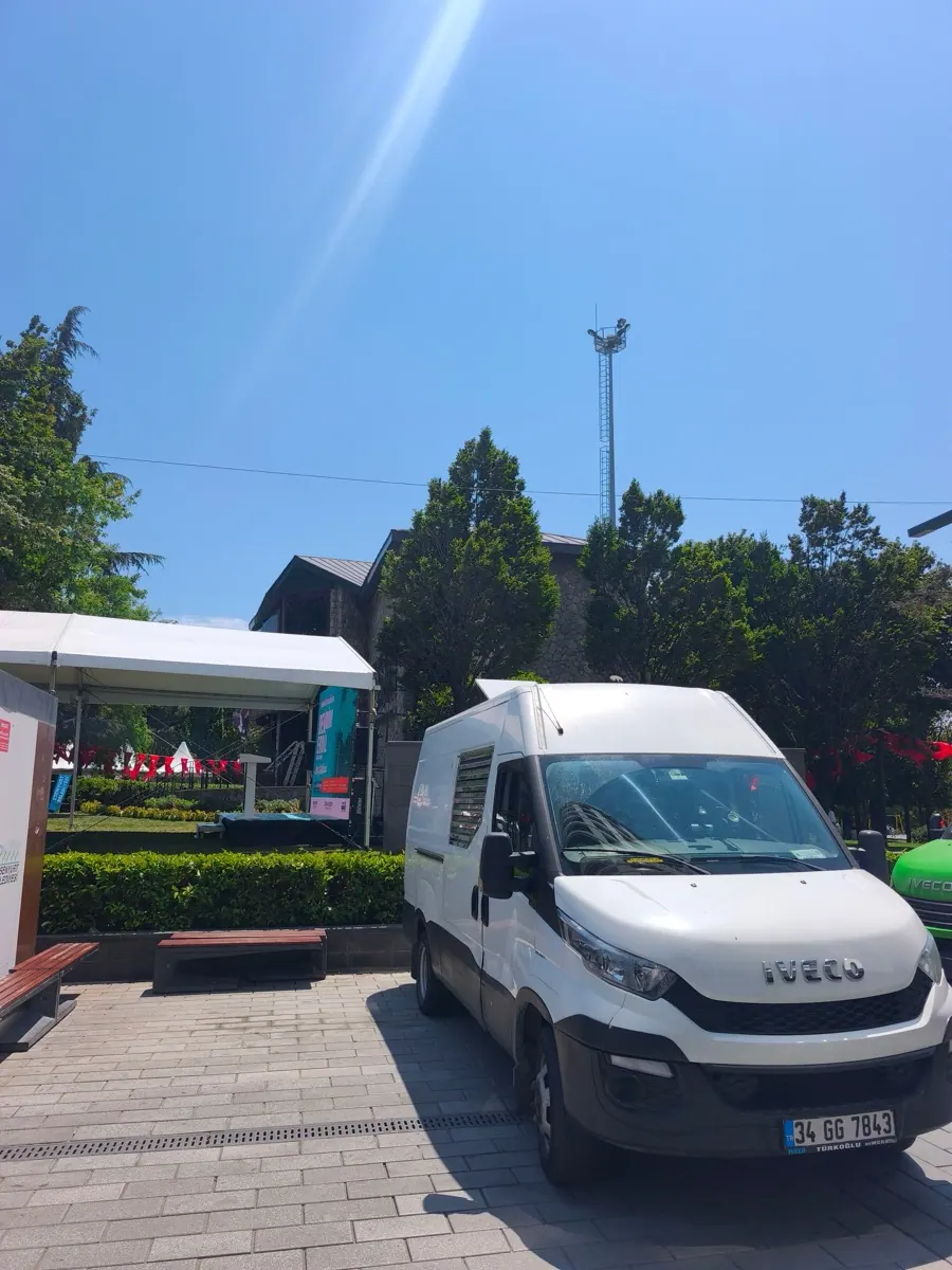 Esenyurt Belediyesi açık hava etkinlik alanında mobil jeneratör destekli sahne çadırı