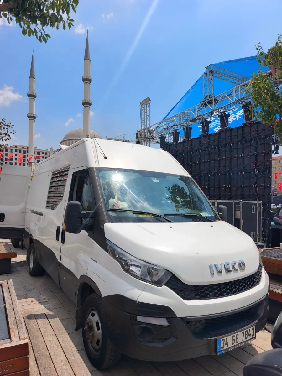 Cami meydanında kurulan LED ekranlı sahne önünde mobil jeneratör aracı
